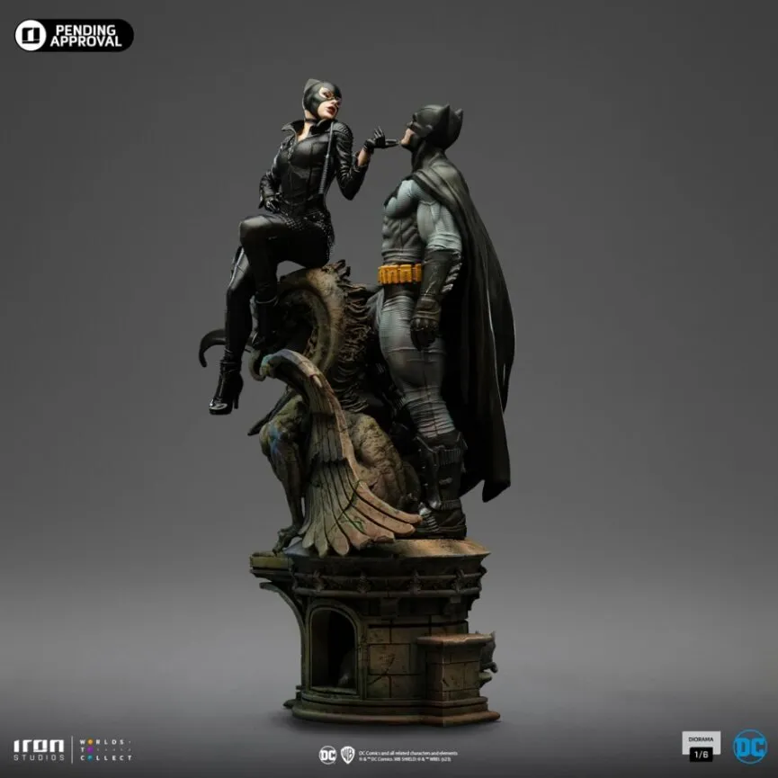 PRE-ORDER: Iron Studios DC Comics Batman and Catwoman Art Scale 1/6 Diorama