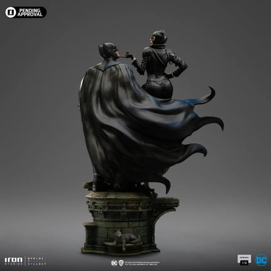 PRE-ORDER: Iron Studios DC Comics Batman and Catwoman Art Scale 1/6 Diorama